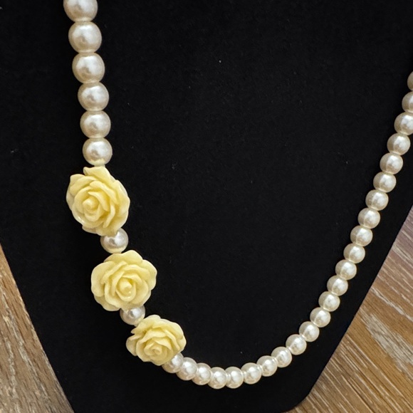 Lucite rose and faux pearl jewelry set- a necklace and a matching bracelet. EUC - Picture 2 of 4